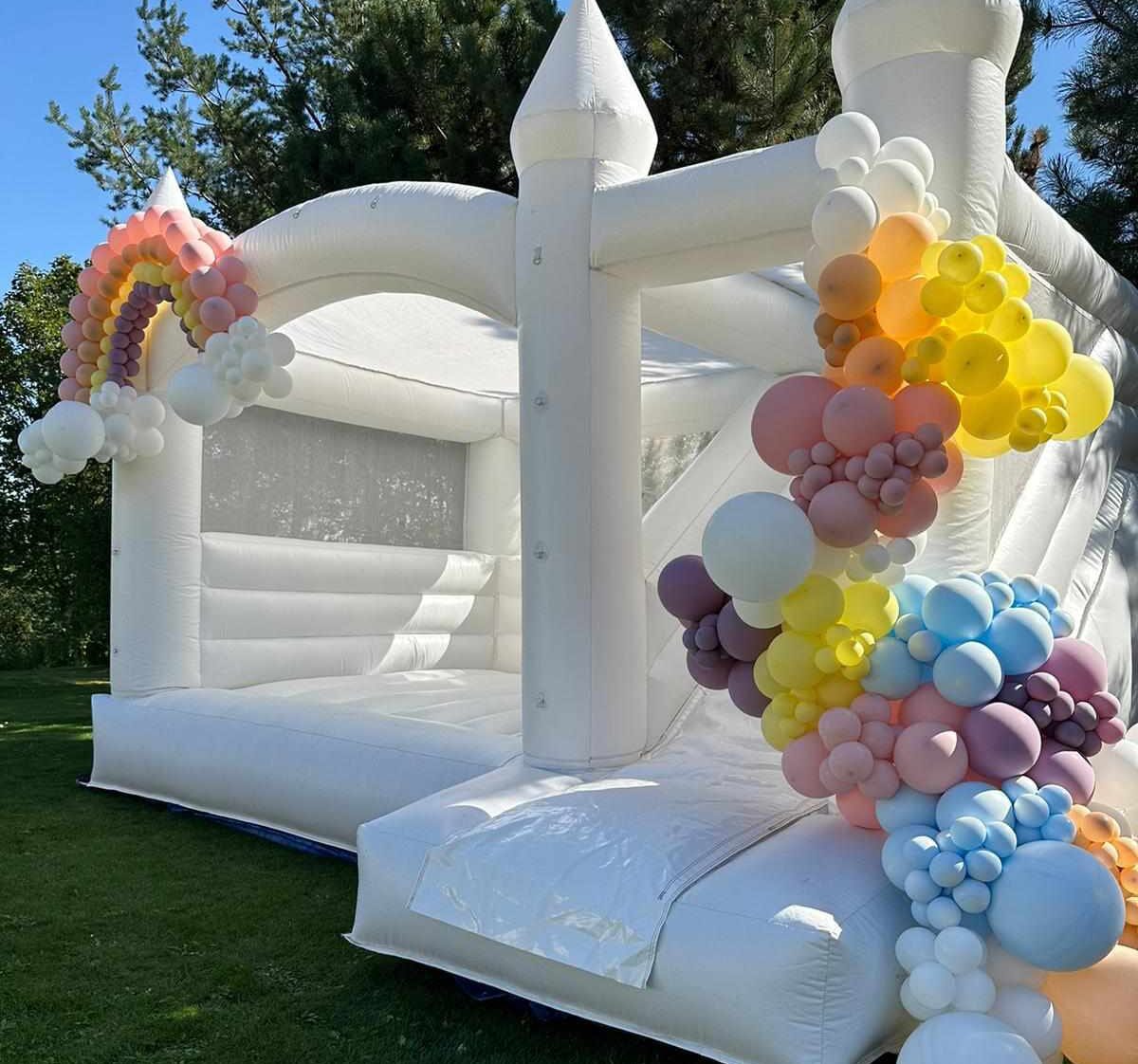 svatebni skakci hrad pujcovna