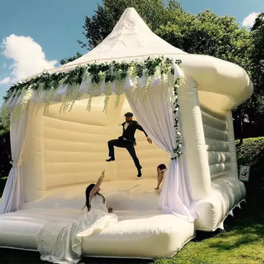 svatebni skakci hrad pujcovna